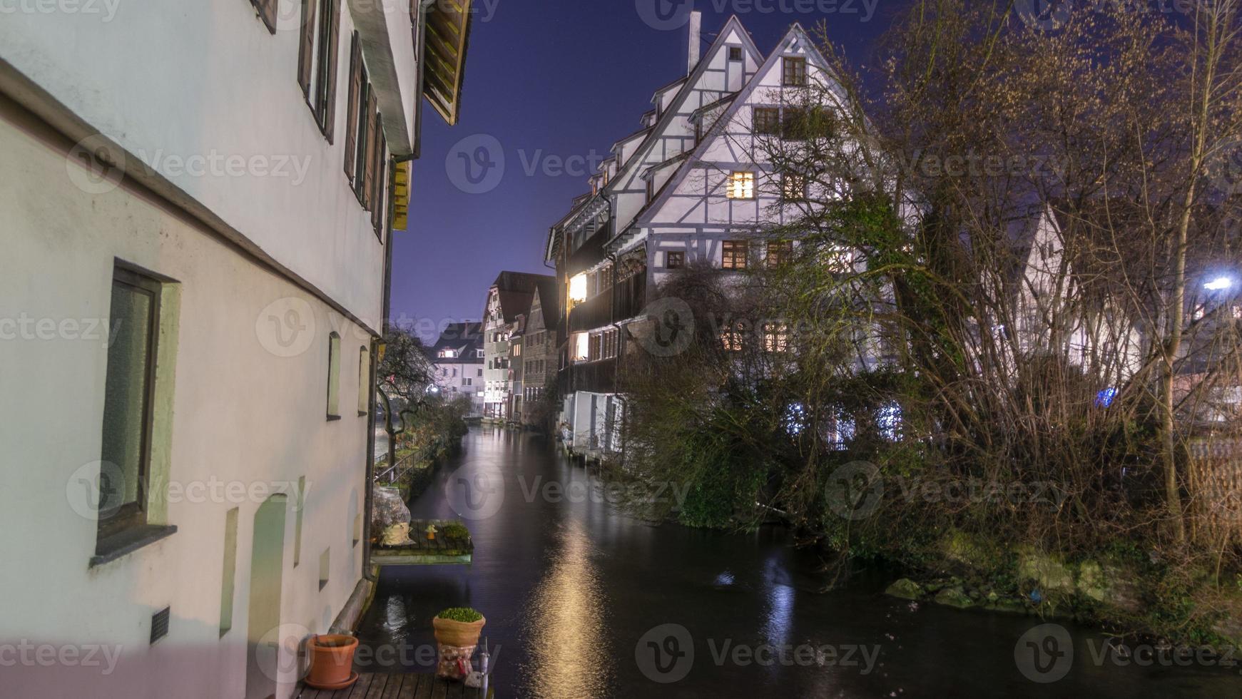 nacht tafereel van historisch stad van neu-ulm met een kader huis in winter foto