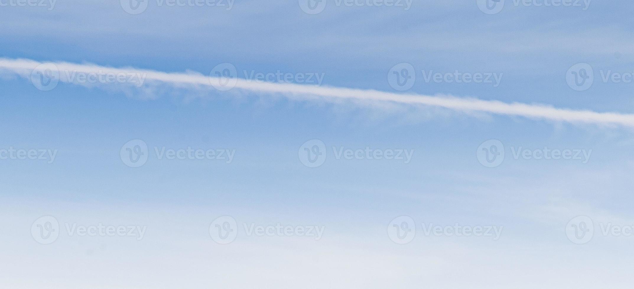 beeld van een gedeeltelijk bewolkt en gedeeltelijk Doorzichtig lucht gedurende de dag foto