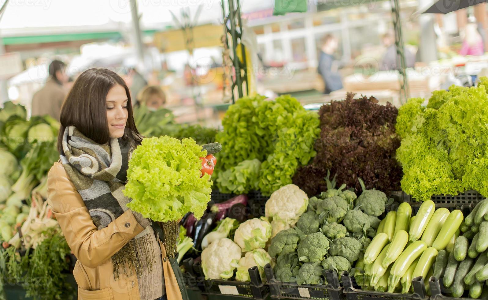 jonge vrouw op de markt foto