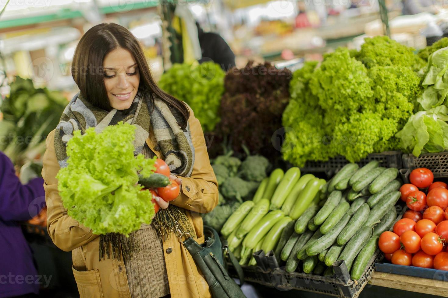 jonge vrouw op de markt foto