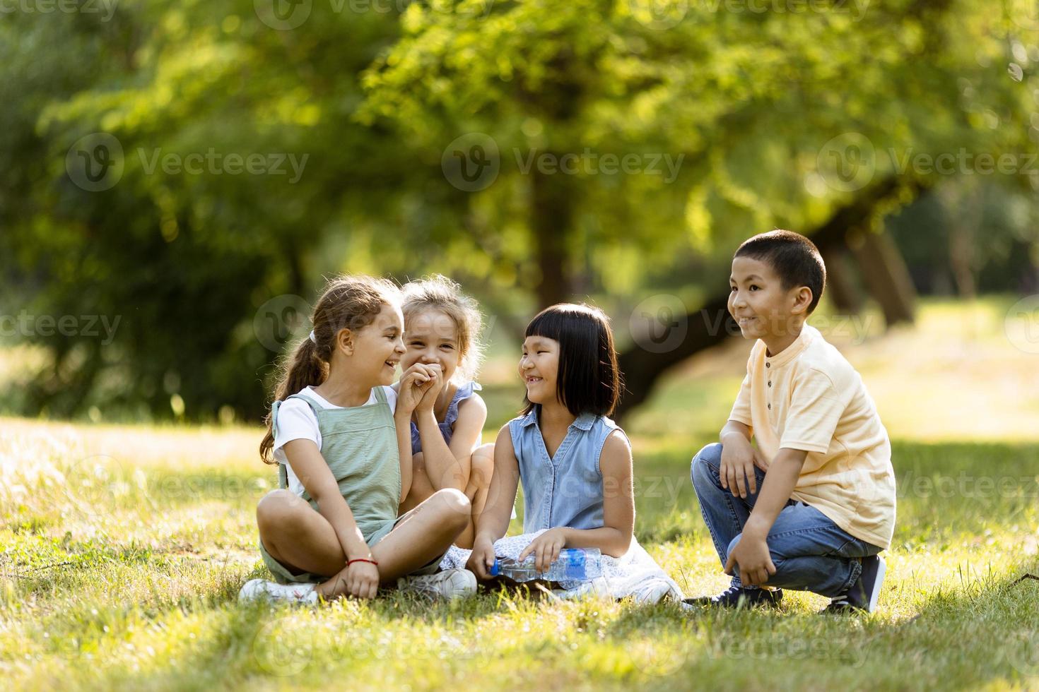 groep van Aziatisch en Kaukasisch kinderen hebben pret in de park foto