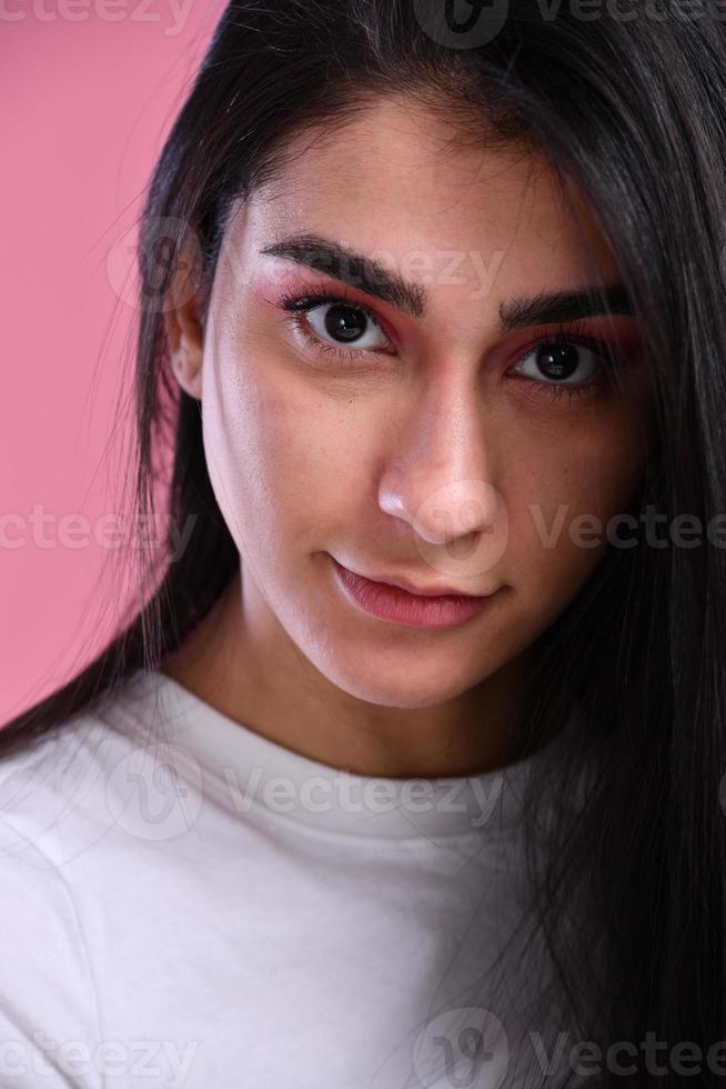 tudio schot van een jong mooi vrouw met lang prachtig haar- poseren en Holding haar- foto