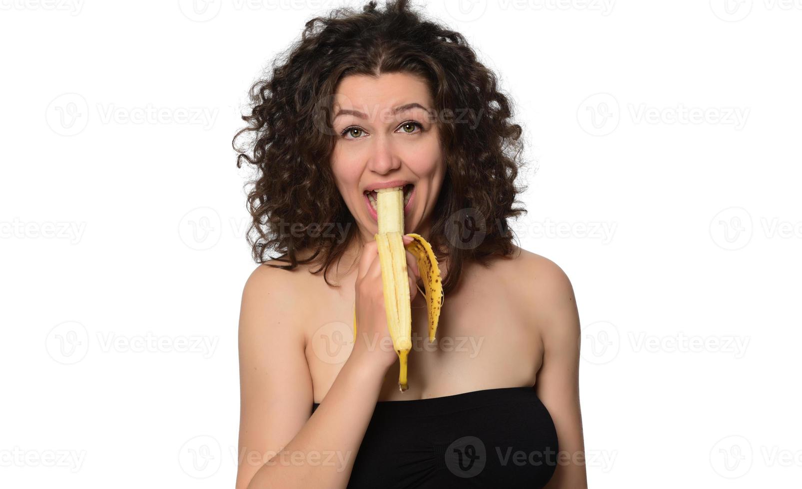 jong vrouw aan het eten banaan. foto