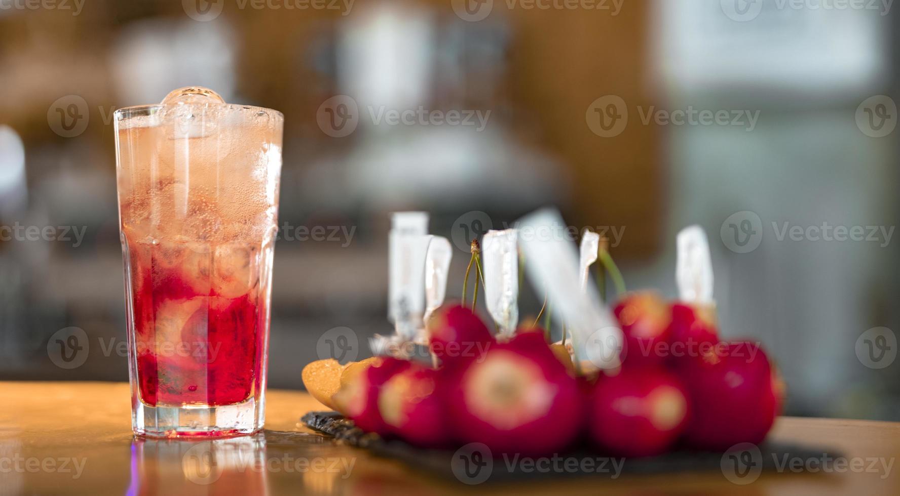 verkoudheid cocktail met limoen, citroen, tonic, wodka en ijs foto