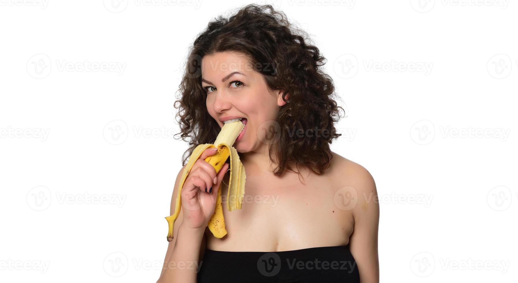 jong vrouw aan het eten banaan. foto