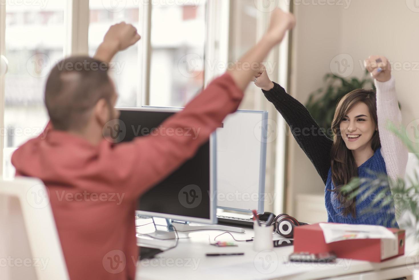 freelance werk. twee partnerschappen ontwikkelen programmering en codering technologieën werken Aan laptop en analyseren samen. foto