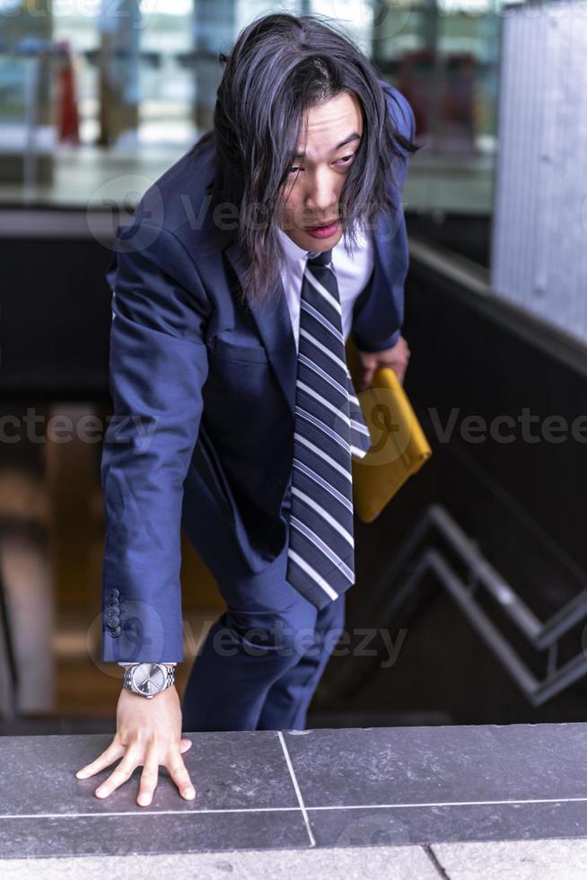 knap Aziatisch zakenman vervelend pak en wandelen buitenshuis, geslaagd manager gedurende breken wandelen in de stad. foto