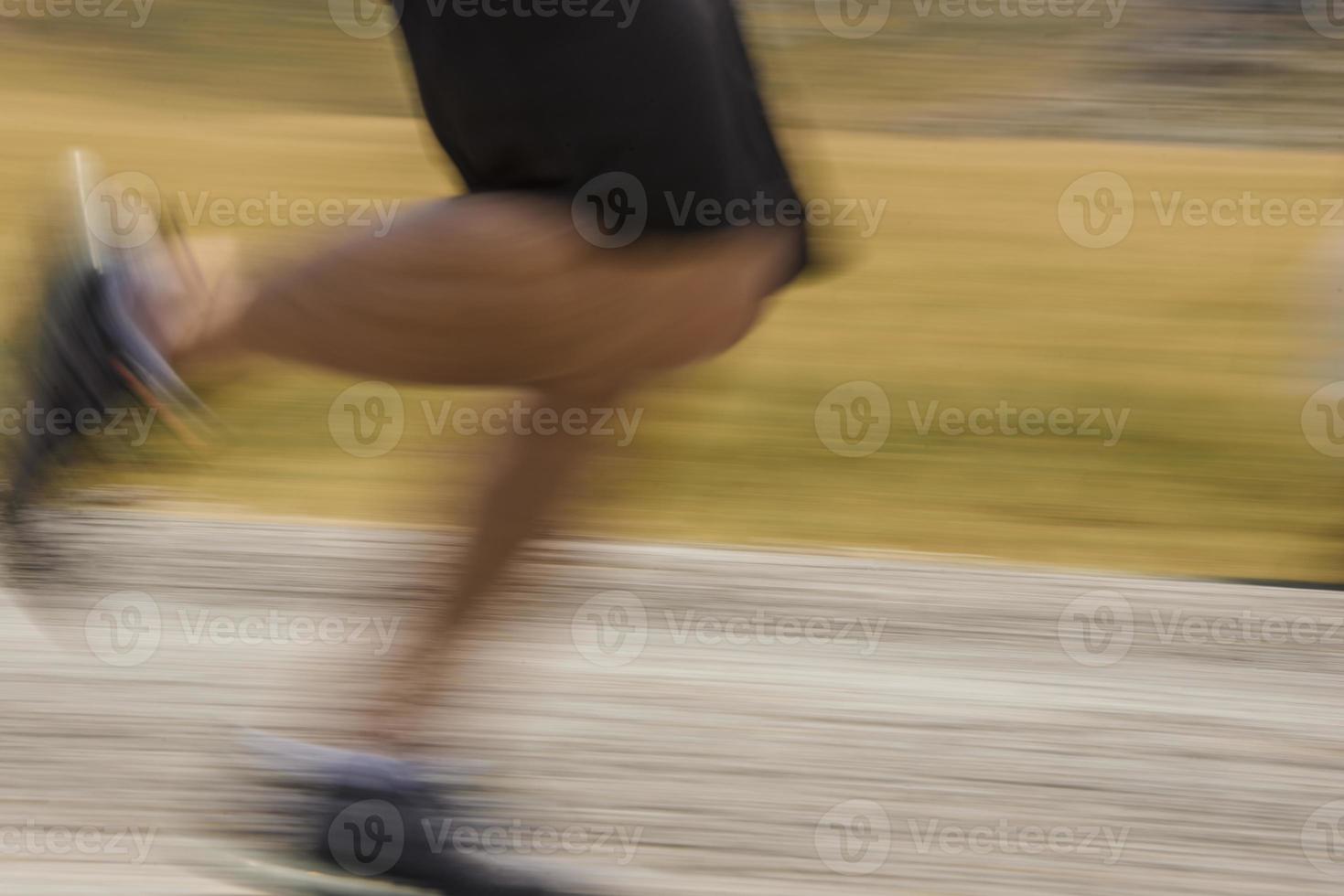 sportief Mens loper rennen Aan berg plateau in zomer foto