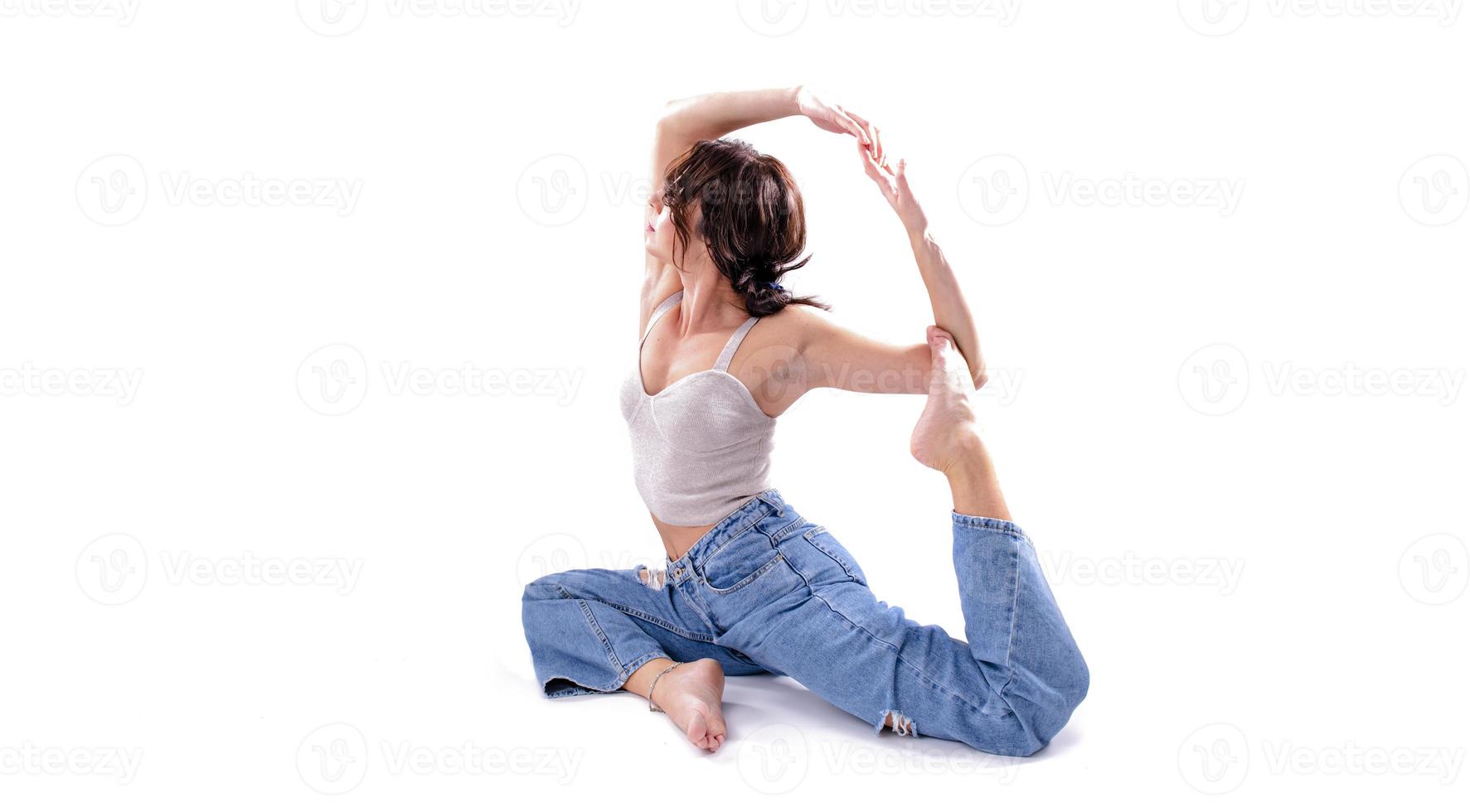 portret van mooi jong vrouw met atletisch flexibel lichaam aan het doen been uitrekken. geïsoleerd foto