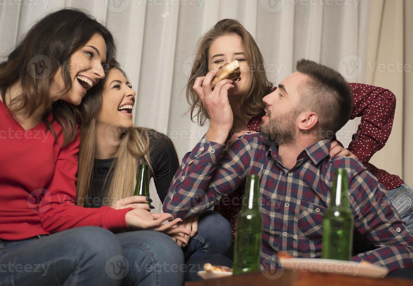 bijeenkomst van multiraciaal jong het beste vrienden hebben een pret partij binnenshuis foto