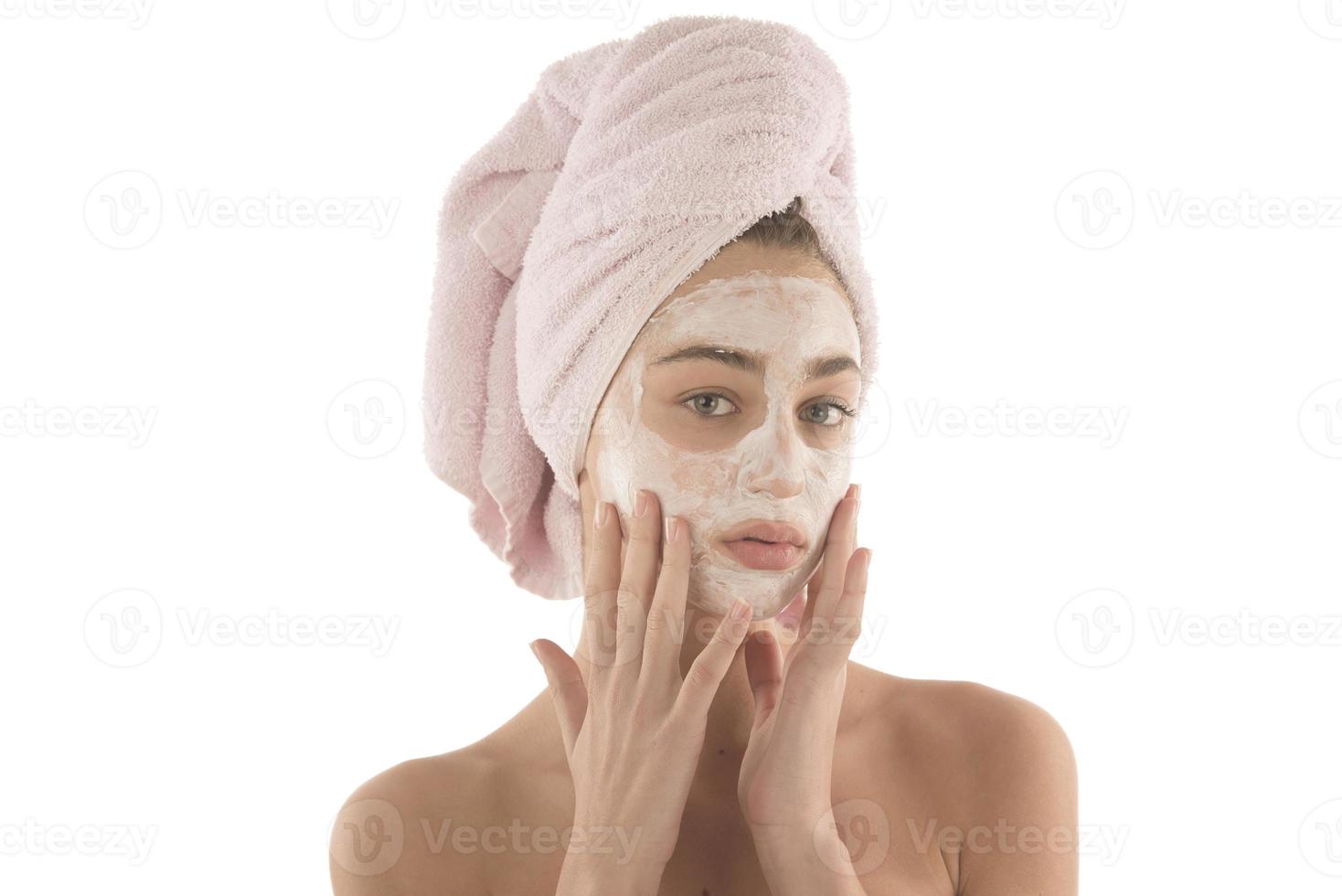 mooi vrouw met ogen Gesloten en wit klei gelaats masker Aan gezicht geïsoleerd Aan wit achtergrond foto