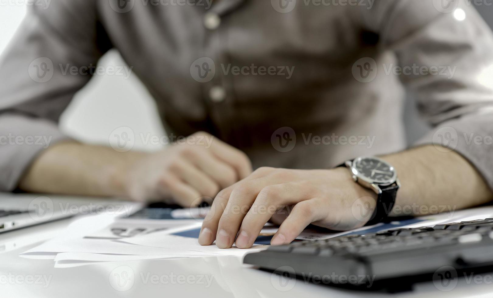 jong bedrijf Mens werken Bij huis met papieren Aan bureau foto