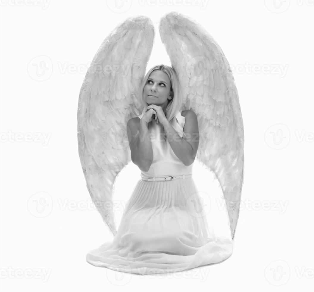 portret van mooi blond vrouw met engelen Vleugels. engel met lang gekruld haar- foto
