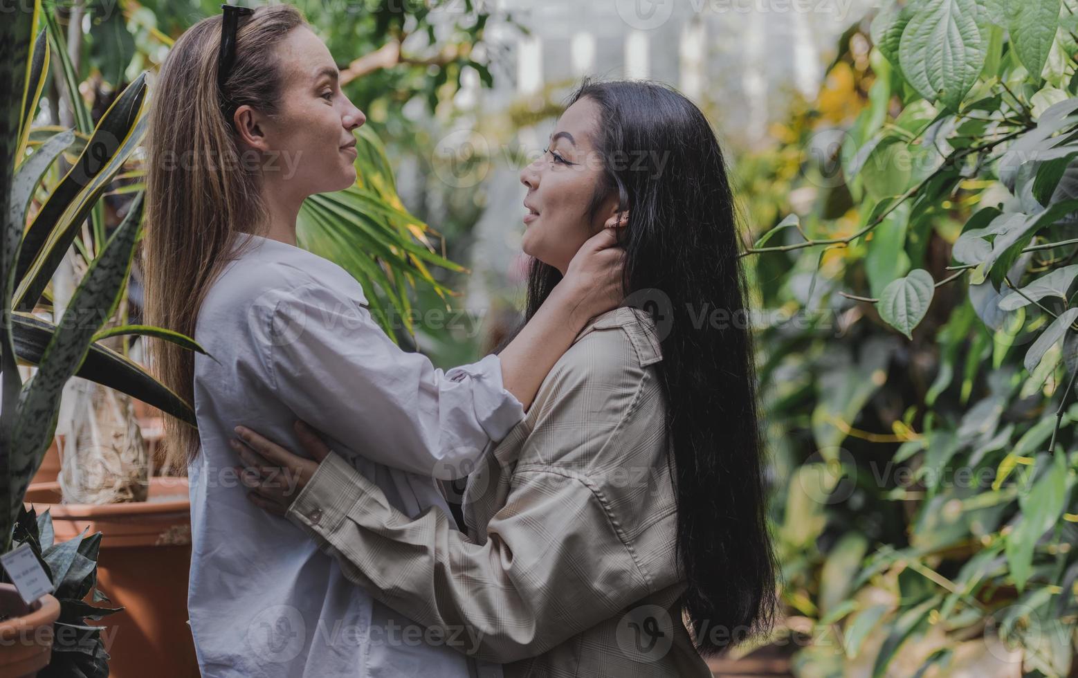 een paar van homo vrouw glimlachen en kussen. dezelfde seks jong getrouwd vrouw paar in hun dagelijks routine- tonen sommige genegenheid lgbt foto