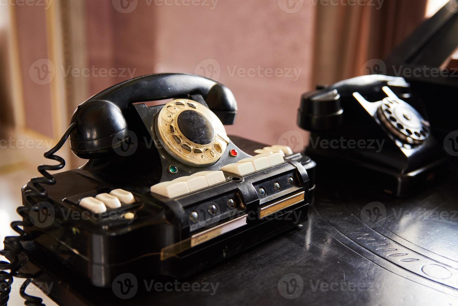 wijnoogst zwart telefoon Aan de tafel foto