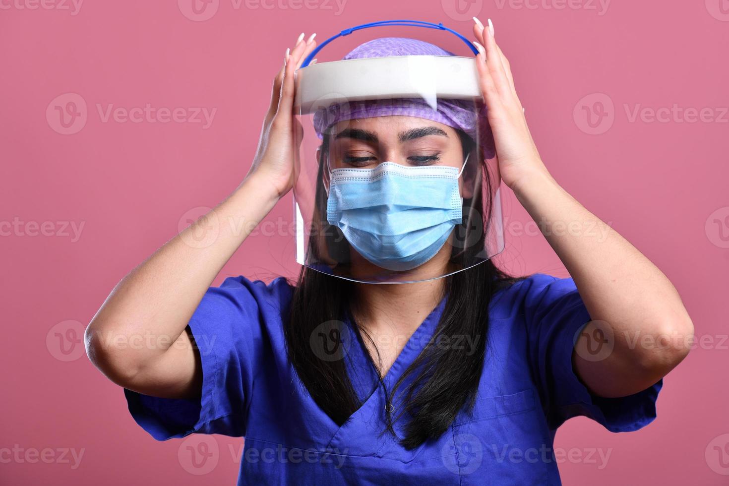 medisch personeel vervelend gezicht schild en medisch masker voor beschermen coronavirus covid-19 virus foto