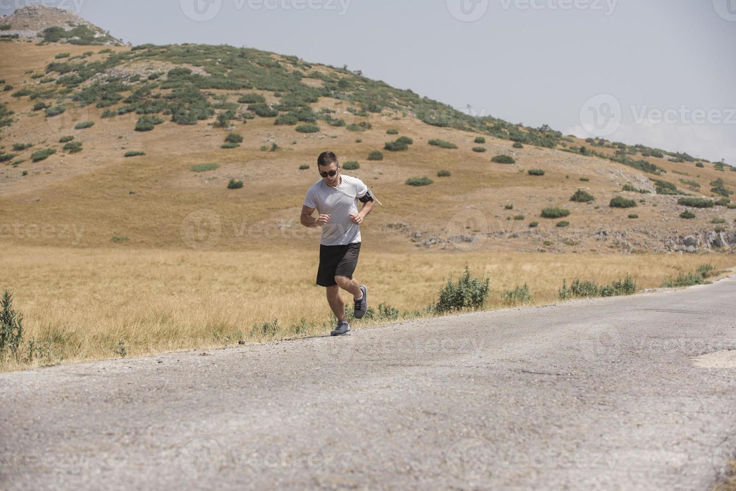 sportief Mens loper rennen Aan berg plateau in zomer foto