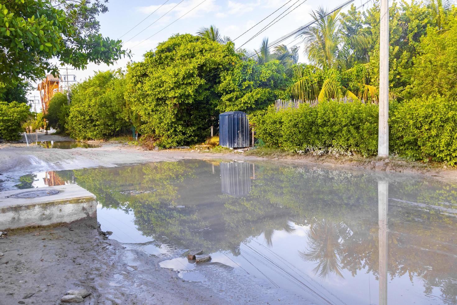 modderig wegen met plassen en modder Aan holbox eiland Mexico. foto