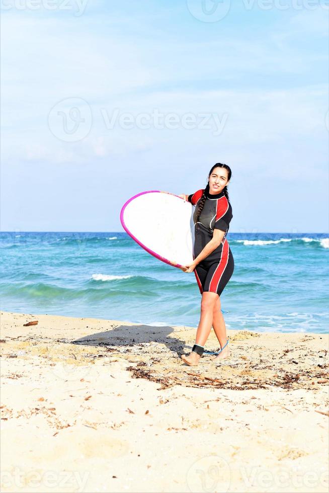 mooi sexy surfer meisje Aan de strand foto