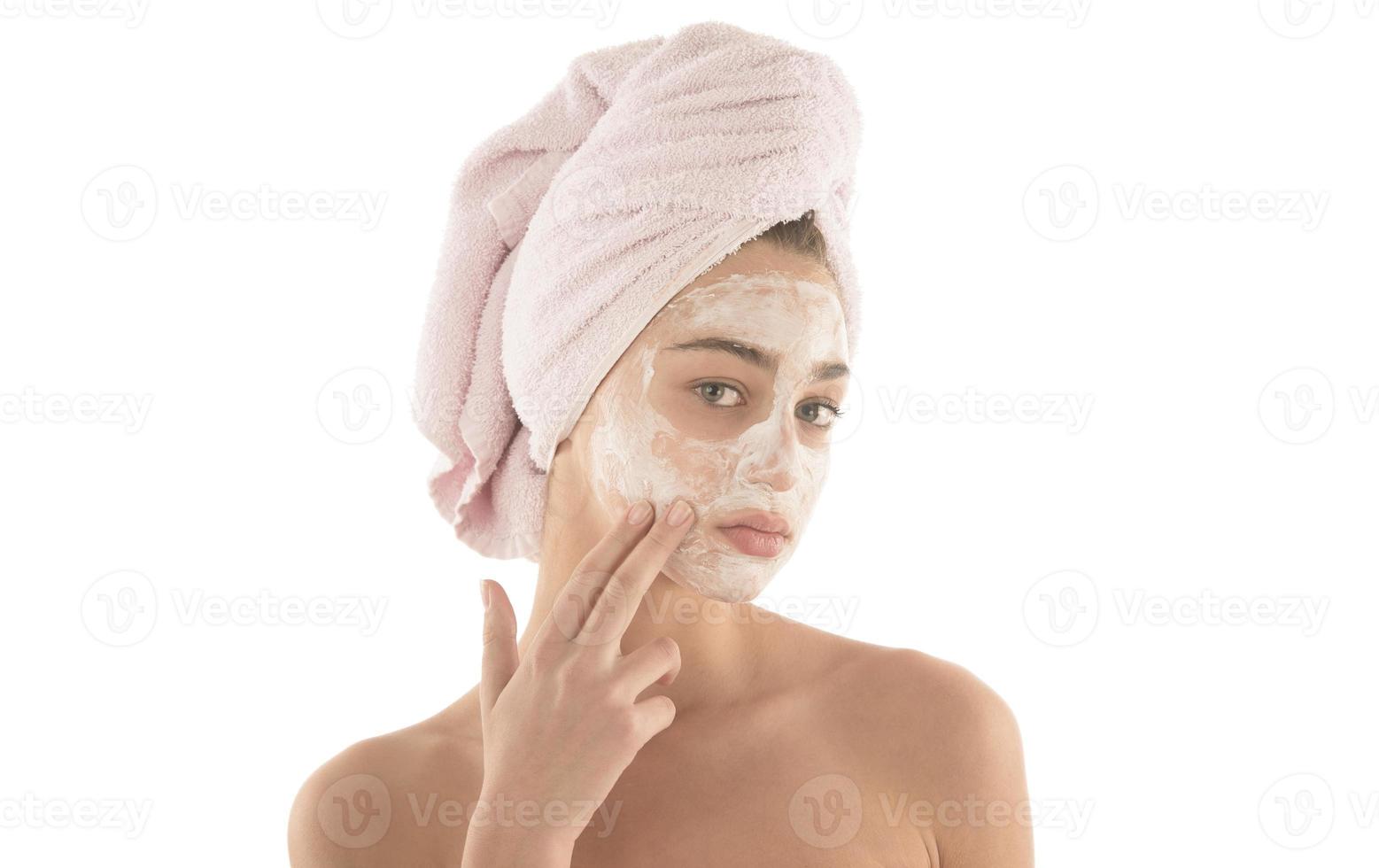 mooi vrouw met ogen Gesloten en wit klei gelaats masker Aan gezicht geïsoleerd Aan wit achtergrond foto