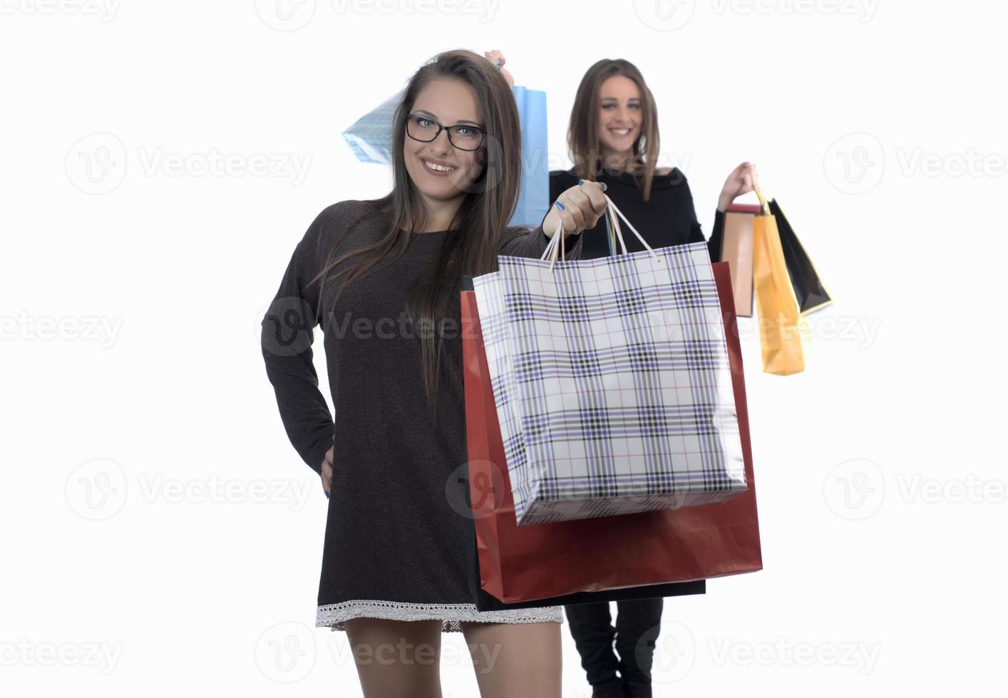 gelukkig vrienden met boodschappen doen zak Aan geïsoleerd studio achtergrond. foto