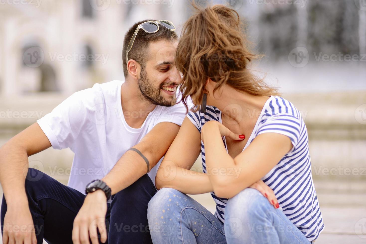 paar van toeristen hebben pret wandelen Aan stad straat Bij vakantie - gelukkig vrienden lachend samen Aan vakantie - mensen en vakantie concept foto