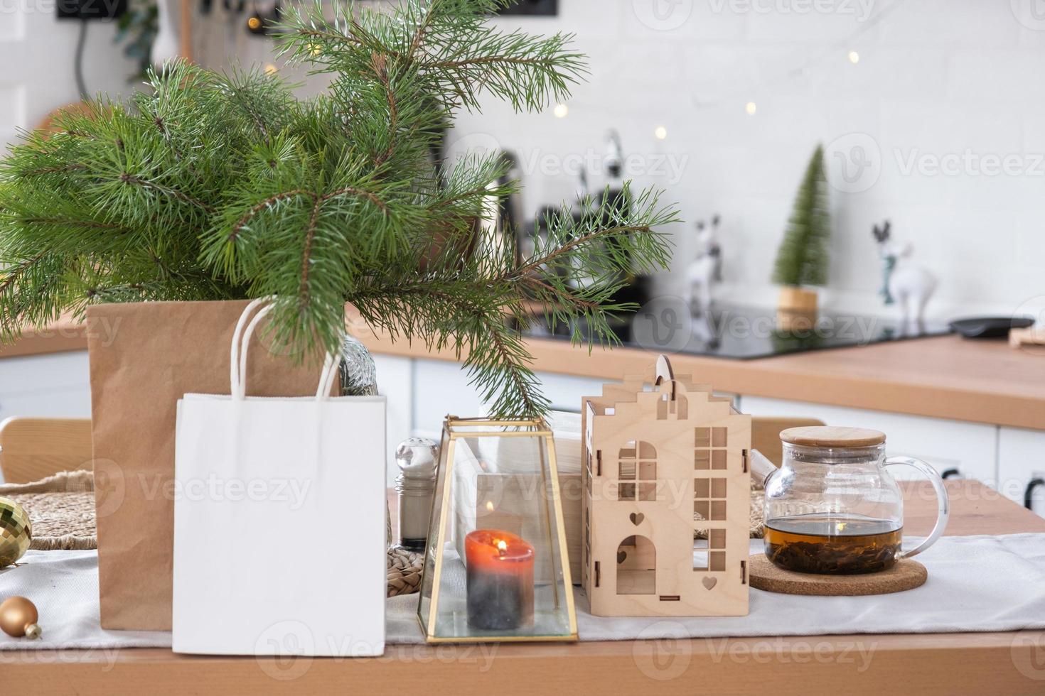 papier pakketjes bespotten omhoog zijn Aan keuken geserveerd tafel versierd voor kerstmis. boodschappen doen en geschenken, Cadeau en klaar maaltijden zijn geleverd en bereid voor de nieuw jaar foto
