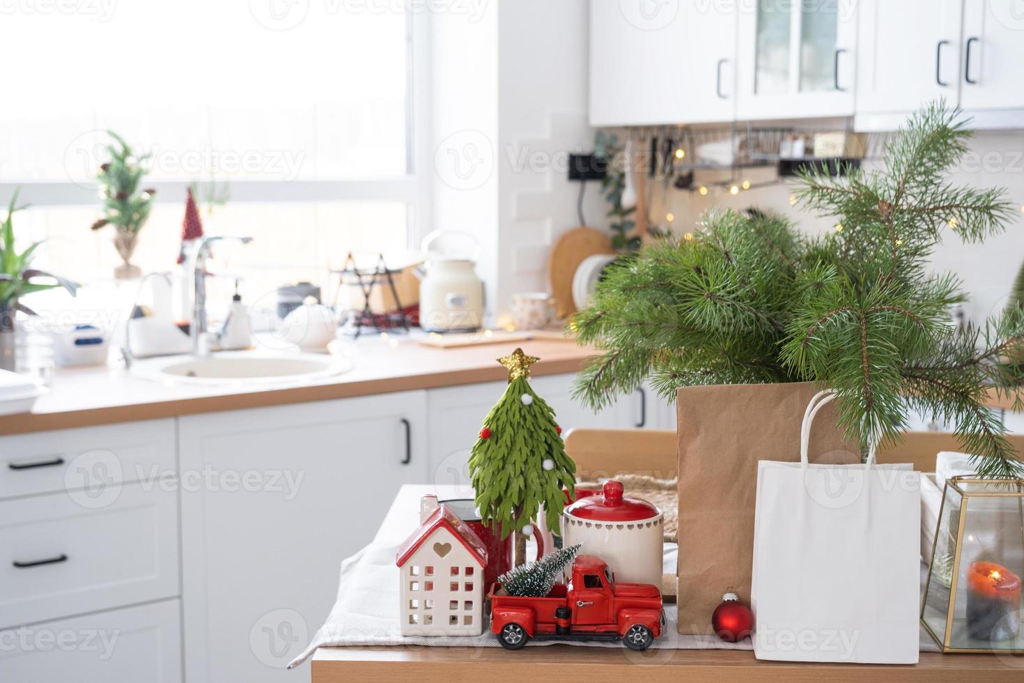papier pakketjes bespotten omhoog zijn Aan keuken geserveerd tafel versierd voor kerstmis. boodschappen doen en geschenken, Cadeau en klaar maaltijden zijn geleverd en bereid voor de nieuw jaar foto