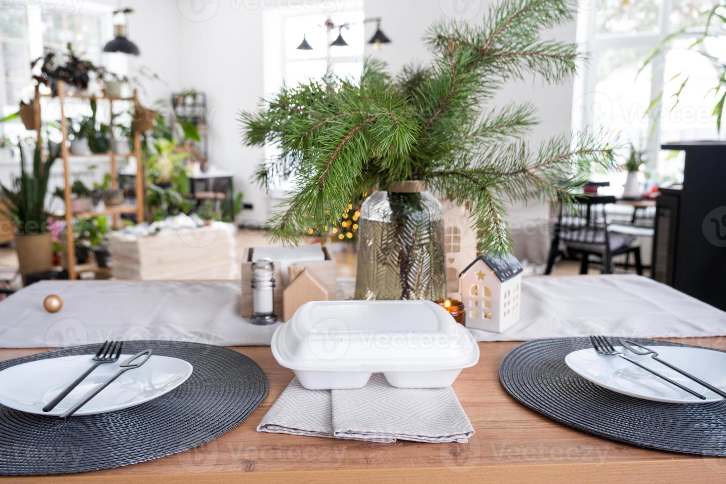 voedsel levering onderhoud containers Aan tafel in wit keuken, feestelijk geserveerd voor viering van Kerstmis en nieuw jaar. besparing tijd, heet bestellen, beschikbaar plastic doos, ambacht pakket. bespotten omhoog foto