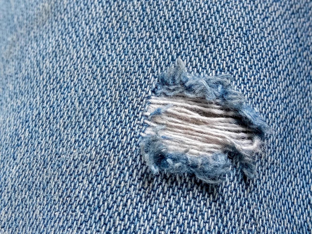 gescheurd blauw jeans mode trends zijn populair. foto