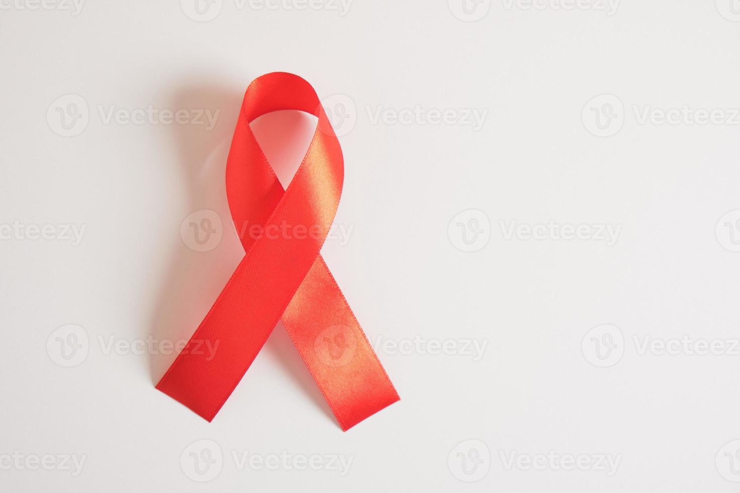 rood lint Aan een grijs achtergrond, december 1 wereld AIDS dag foto