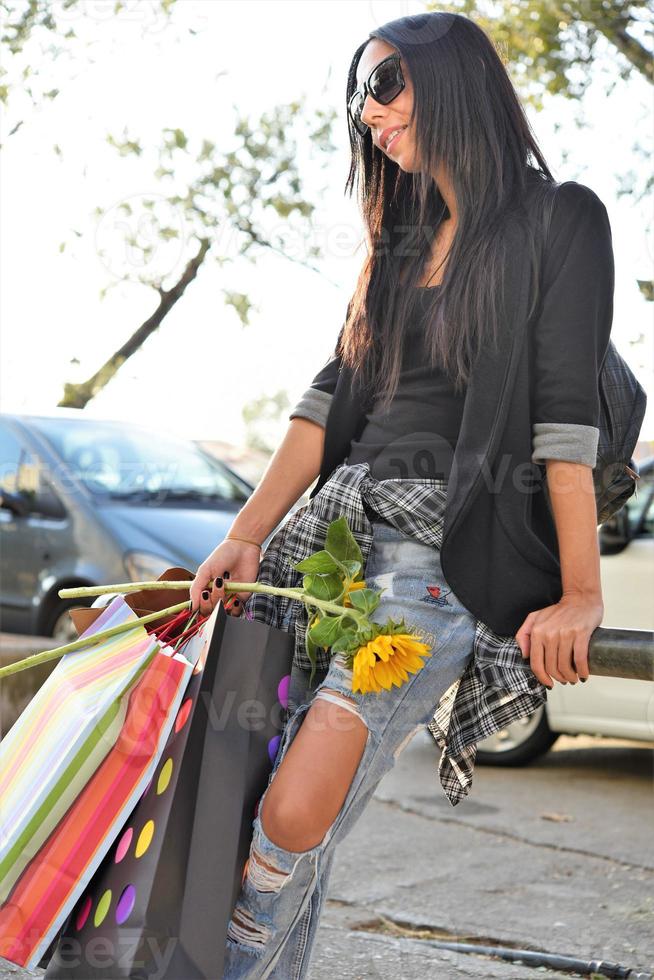 vrouw in het winkelen. gelukkige vrouw met boodschappentassen genieten van winkelen. consumentisme, winkelen, lifestyle concept foto