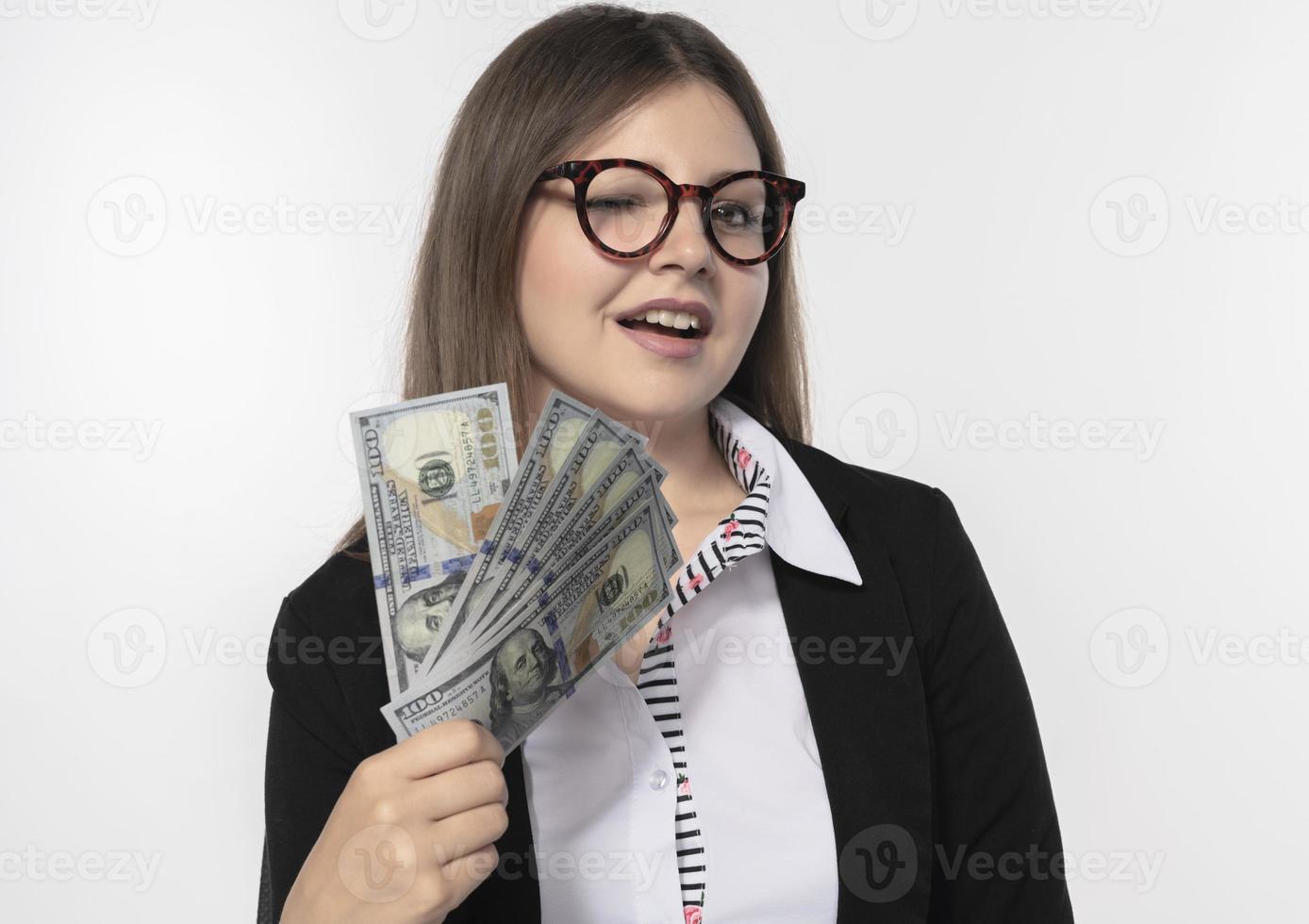 vrouw besparing ons dollars in varkentje bank foto