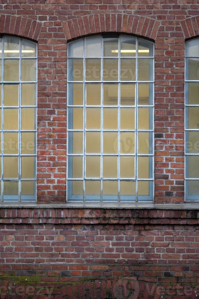 meerdelig venster van een oud steen industrieel gebouw foto