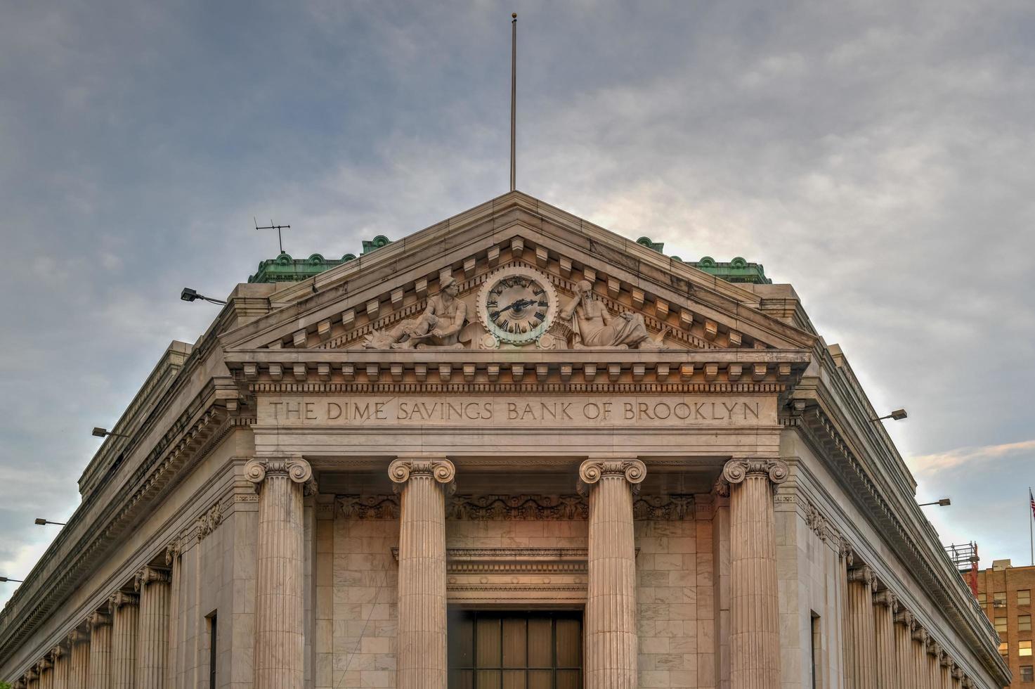 brooklyn, nieuw york - mei 20, 2018 - dubbeltje spaargeld bank van Brooklyn gebouw met klassiek architectuur. foto