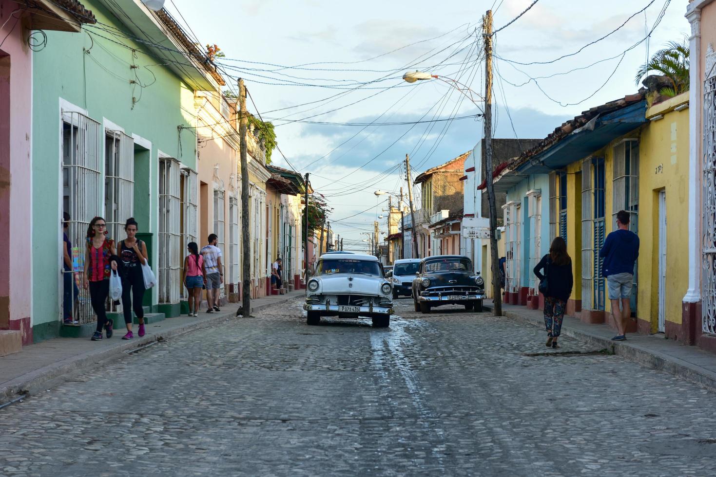 Trinidad, Cuba - januari 12, 2017 - klassiek auto in de oud een deel van de straten van Trinidad, Cuba. foto