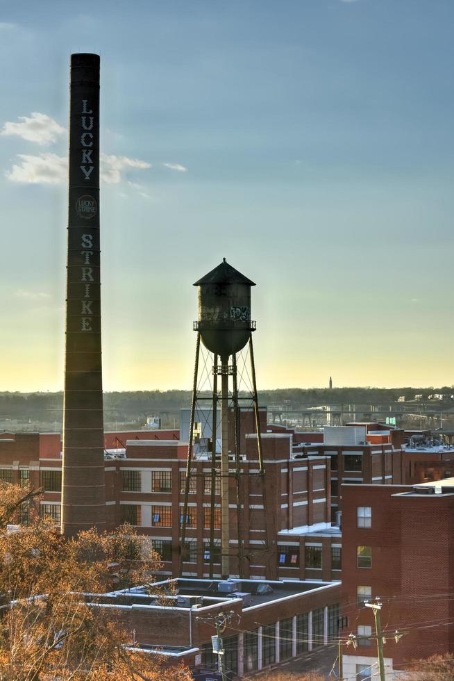 richmond, Virginia - feb 19, 2017 - Lucky staking fabriek net zo gezien van libby heuvel in richmond, Virginia. foto