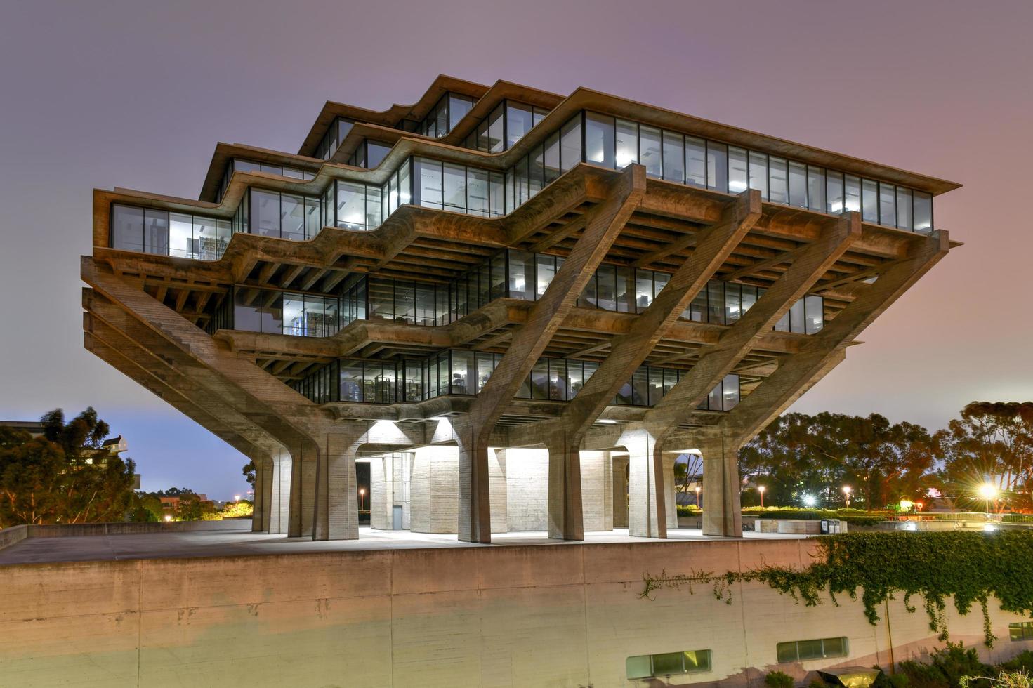 san diego, Californië - juli 19, 2020 - de geisel bibliotheek Bij de Universiteit van Californië san diego, la jolla, Californië foto