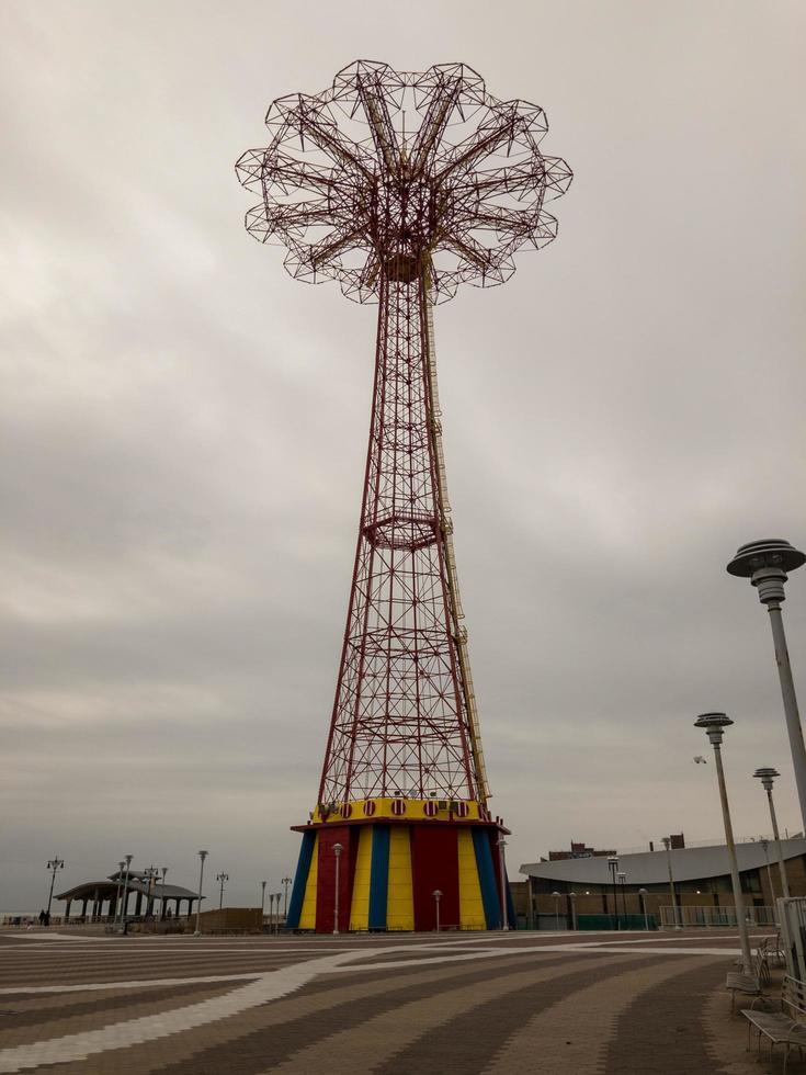 de parachute springen, een verlaten historisch mijlpaal van Brooklyn coney eiland, 2022 foto