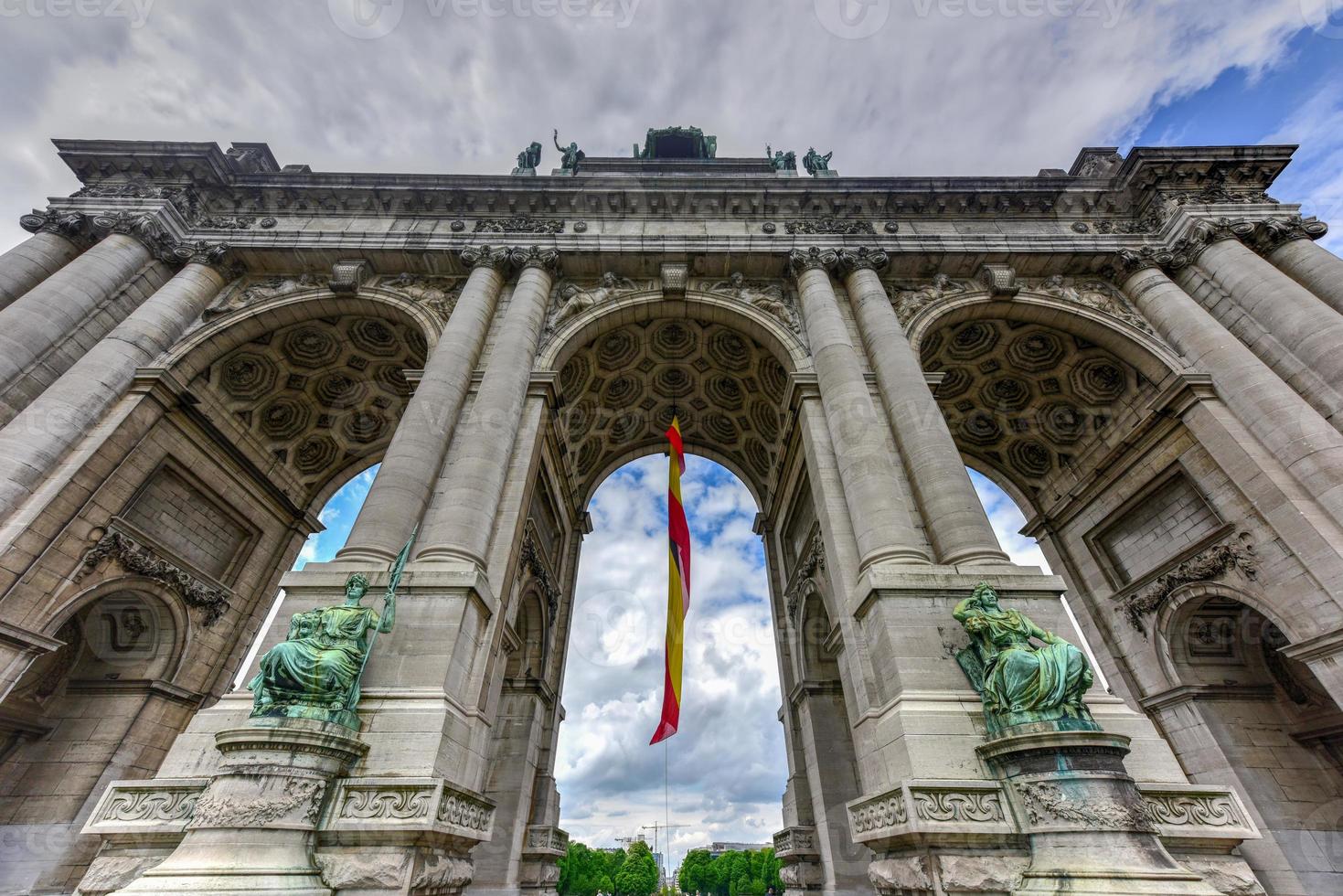 visie van de triomfantelijk boog in jubileum park in Brussel, was gepland voor nationaal tentoonstelling van 1880 naar herdenken 50e verjaardag van de onafhankelijkheid van belgië. foto