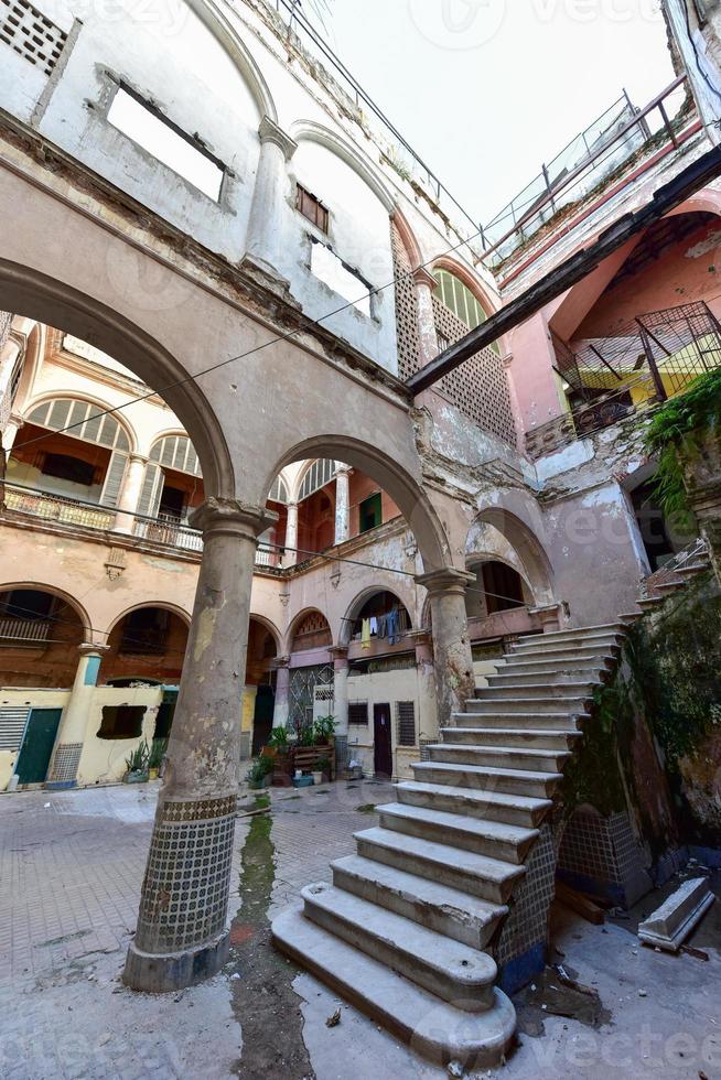 oud gebouw in de werkwijze van instortend in de oud Havana buurt van havanna, Cuba. foto