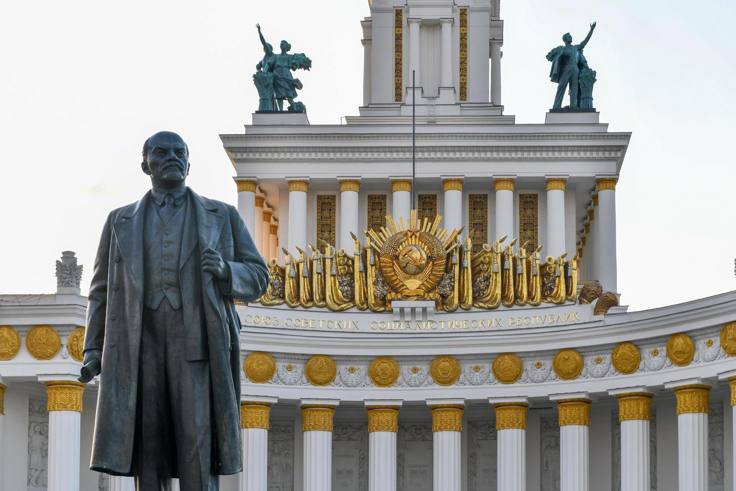 Moskou, Rusland - juli 22, 2019 - monument naar Vladimir Lenin in voorkant van centraal paviljoen. de tentoonstelling van prestaties van nationaal economie foto