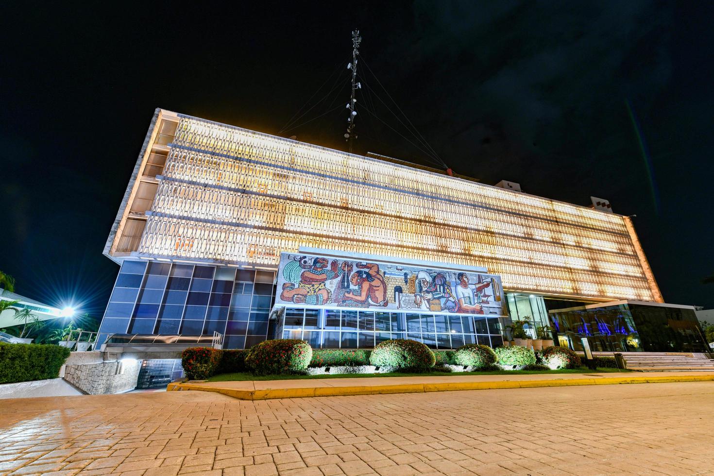 kampeche, Mexico - mei 25, 2021 - secretaris van regering van de staat van campeche in Mexico Bij nacht. foto