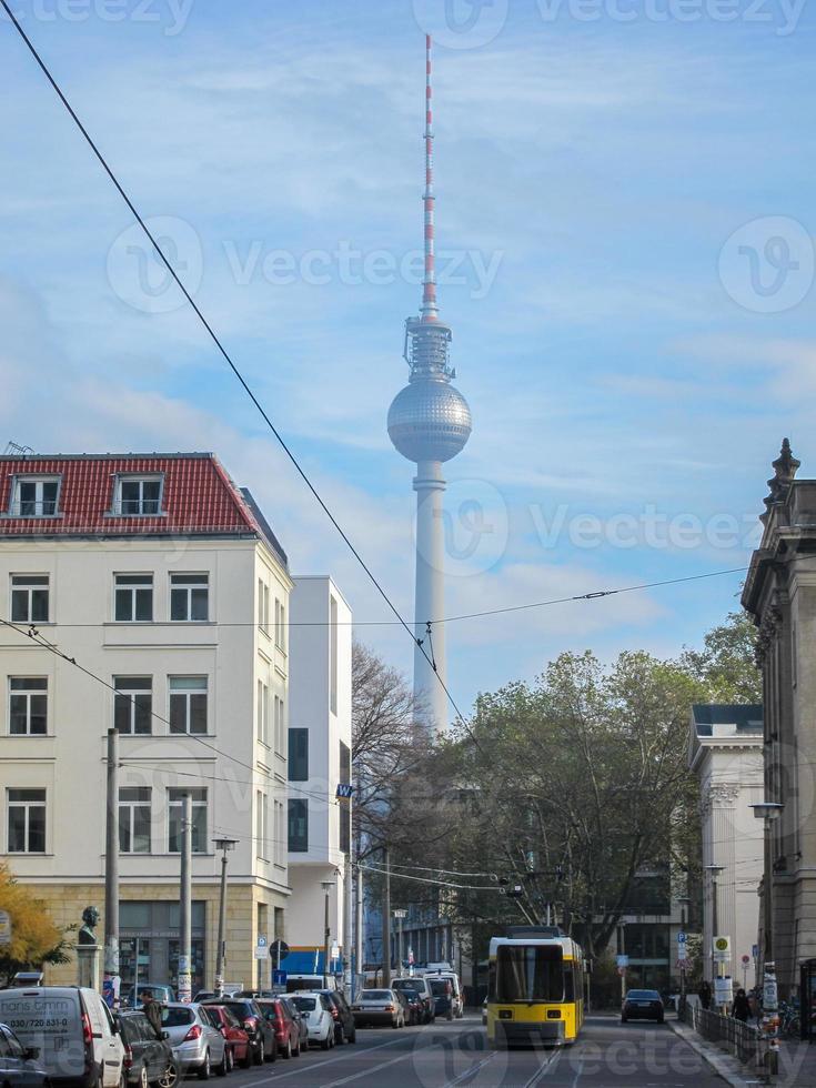 berlijn stad straat met de fernsehturm tv-toren in de achtergrond. foto
