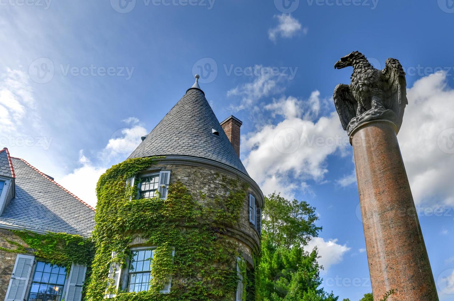 grijs torens, de voormalig huis van gifford snufje, de eerste chef van de ons bosbouw onderhoud en twee keer gouverneur van Pennsylvania, is een nationaal historisch plaats in Milford, Pennsylvania, Verenigde Staten van Amerika. foto