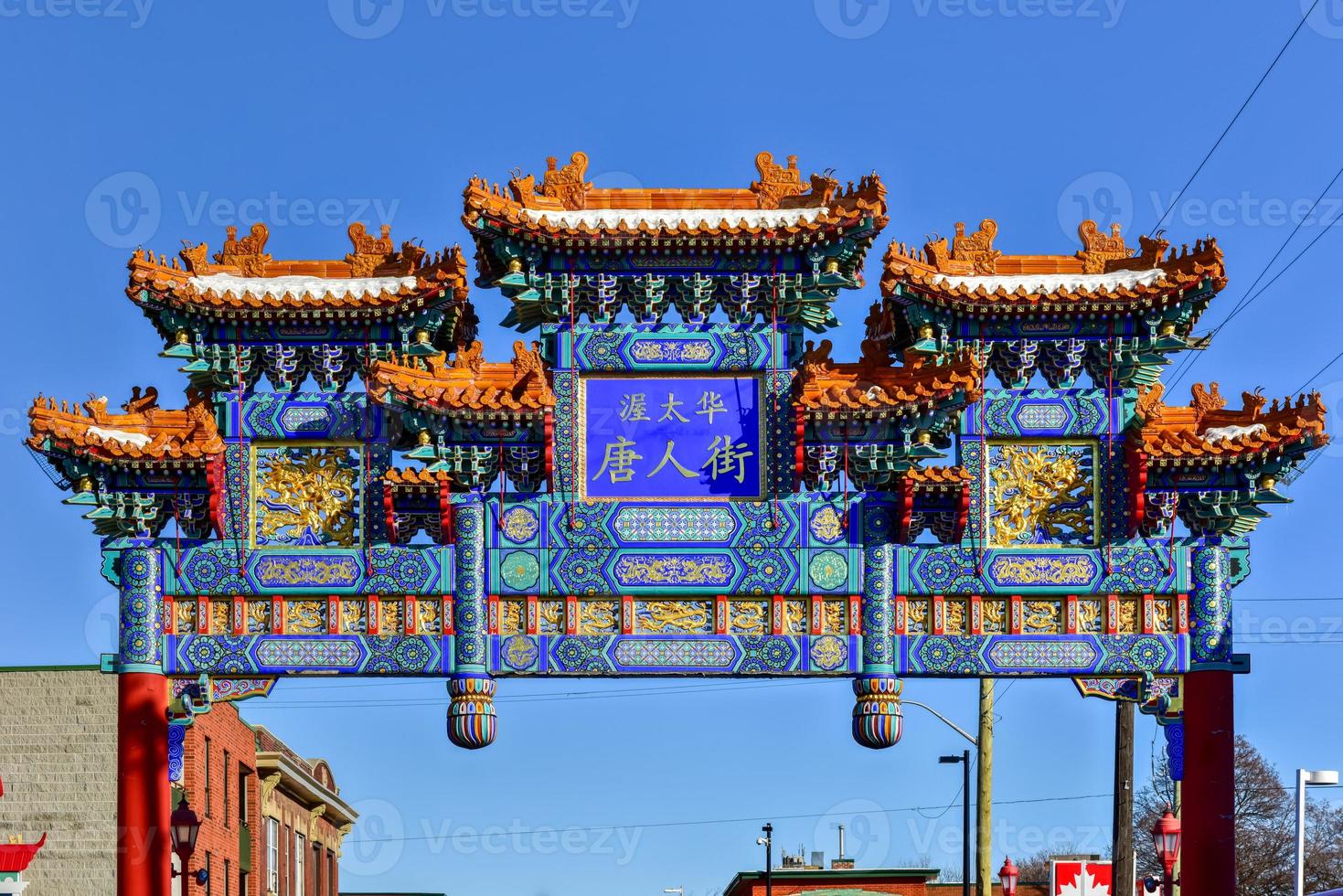 de Koninklijk keizerlijk boog in Ottawa, Canada. het merken de Ingang van de Chinatown Oppervlakte in Ottawa. rijk in symboliek, de centrum blauw paneel Aan de boog is Chinese tekens gezegde Ottawa Chinastad. foto