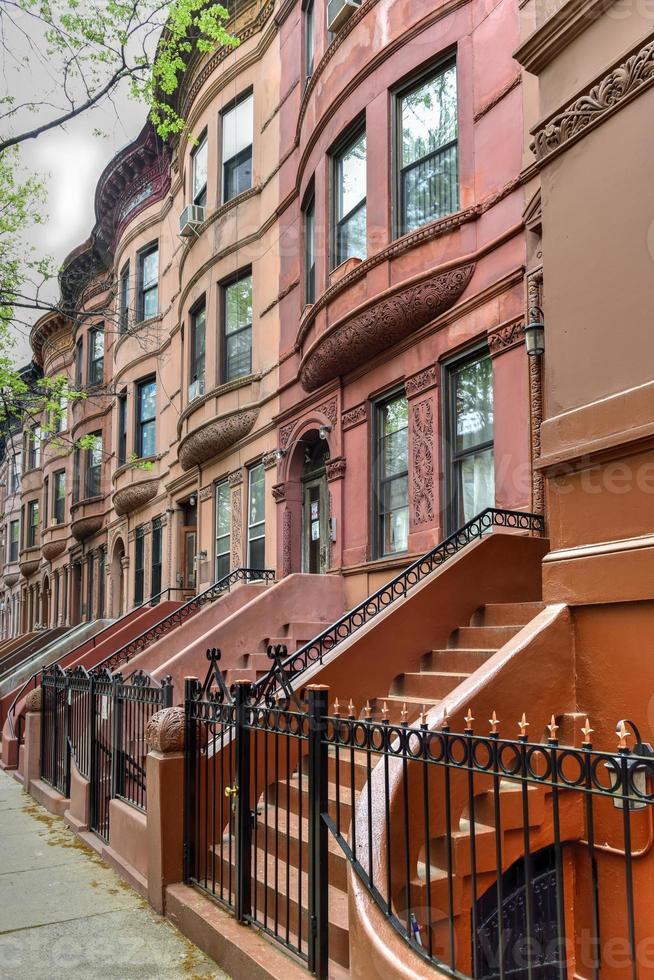 brownstones in de harlem buurt van nieuw york stad. foto