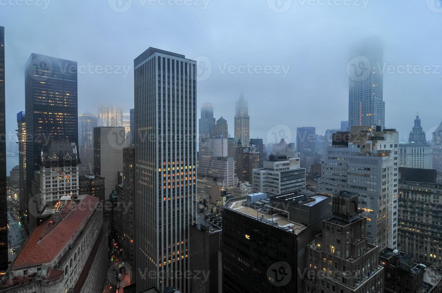 antenne visie van de wolkenkrabbers van downtown Manhattan in nieuw york stad in een mistig middag. foto