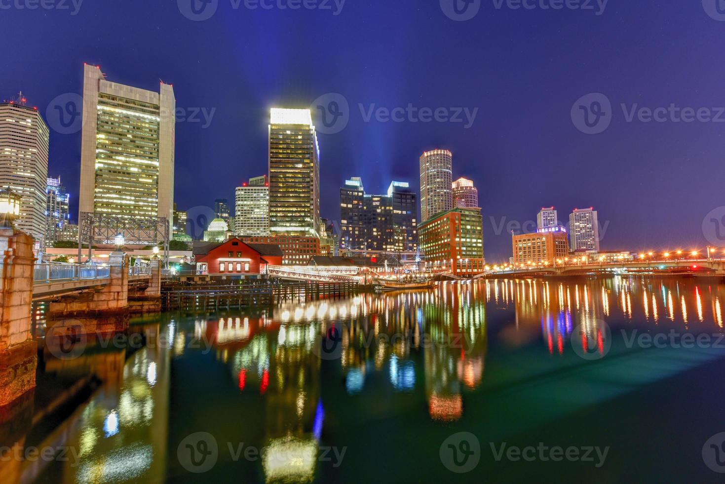 Boston haven in massachusetts, Verenigde Staten van Amerika met haar mengen van modern en historisch architectuur Bij nacht. foto