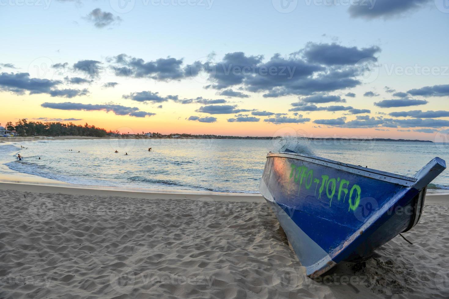 tofo strand, Mozambique - juli 3, 2012 - visvangst boot Aan tofo strand Bij zonsondergang in mozambique. tofo strand is de duiken hoofdstad van mozambique. foto